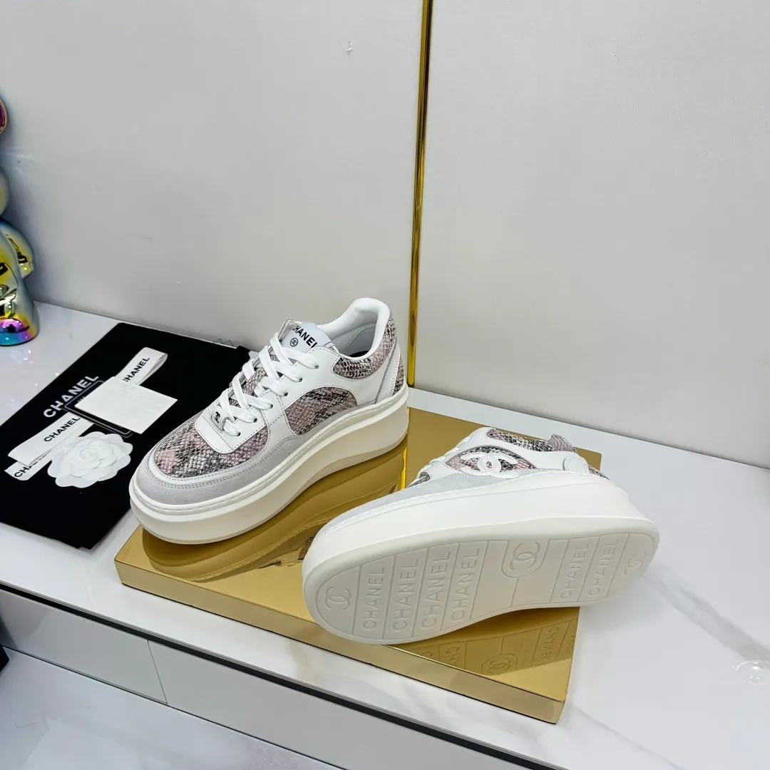 👟👟Ex-factory price 680👟👟 Upgraded version, upgraded version, upgraded version! No rebuttal accepted! ! ! ! Chanel Chanel panda shoes! 2025 counter's top casual sports shoes. This classic design; the upper is electro-embroidered with a variety of techniques; the outsole is fashionable and sporty; the unusual inclusion of a variety of color matching elements... The diversified mix and match is very good-looking and versatile, and can be used for leisure, fashion, sports, and outdoor... ꫛꫀꪝ Go➫ Materials: ❶Upper made of: original imported first-layer silk cowhide + original waterproof cloth + original first-layer cowhide ❷Inner lining: Original Yangli+Net ❸Outsole based on: Original TPU combination outsole Counter boutique packaging complete set for women 35–41 👉 👉 👉 👉 👉 👉 👉